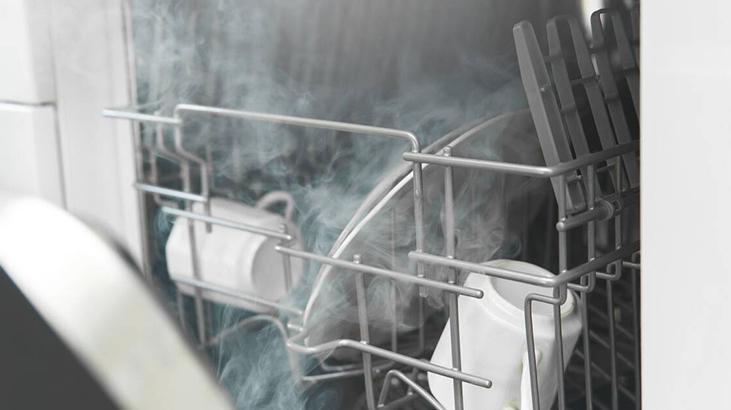 Çamaşır Suyu Bulaşık Makinesinde: Neden Güvensiz ve Alternatifler