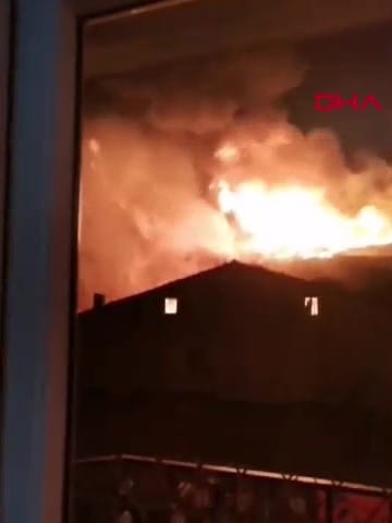 Gaziosmanpaşa'da Çok Katlı Binada Yangın: İki Bina Hasar Gördü