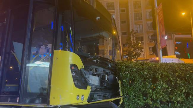 İnkılap Mahallesi'nde İETT Otobüsü ve Bir Otomobilin Çarpışmasıyla Yaşanan Kaza