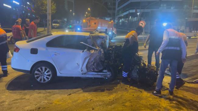 İnkılap Mahallesi'nde İETT Otobüsü ve Bir Otomobilin Çarpışmasıyla Yaşanan Kaza