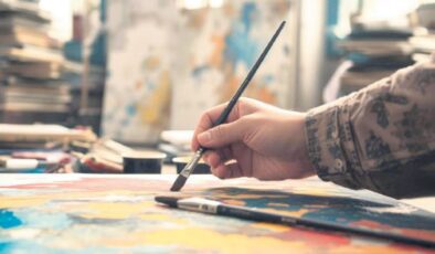 Zamanın Ruhunu Yansıtan Sanat: Toplumsal Koşulların Eserlere Etkisi ve Yapay Zeka ile İncelenmesi
